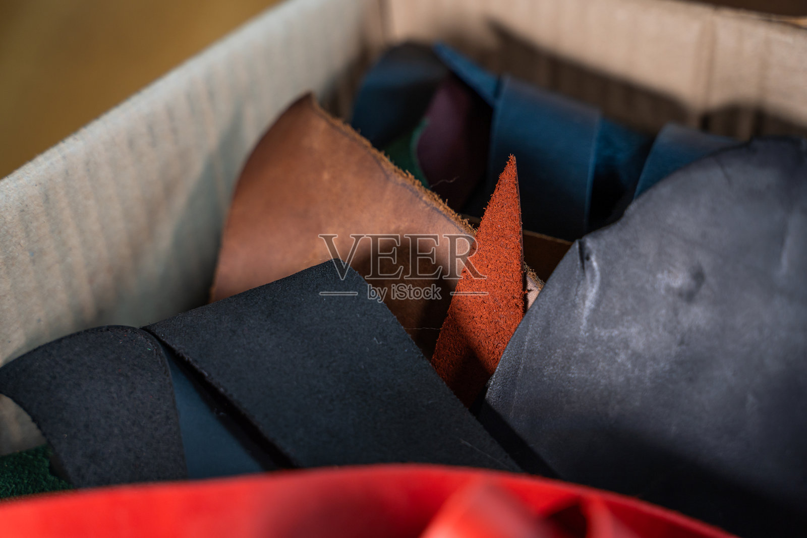 不同颜色的皮革废料特写图照片摄影图片