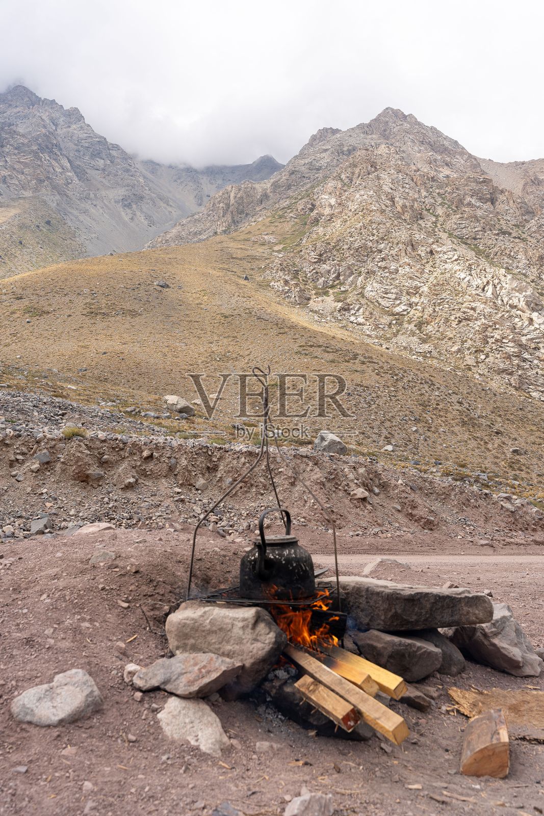 乡村风格的篝火在山地风景中。照片摄影图片