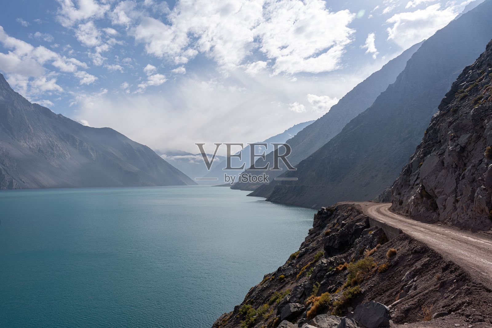 碧绿色山湖的美丽景色。照片摄影图片