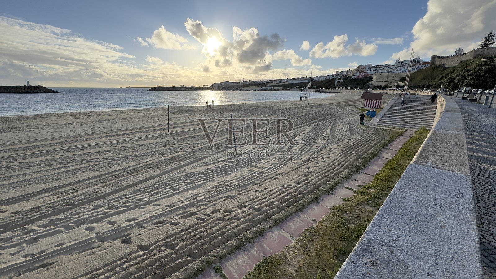 西尼斯的海滩拥有金色沙滩、蓝色海洋和壮观的悬崖。这里的氛围宁静，微风习习，非常适合放松、散步或水上运动。照片摄影图片