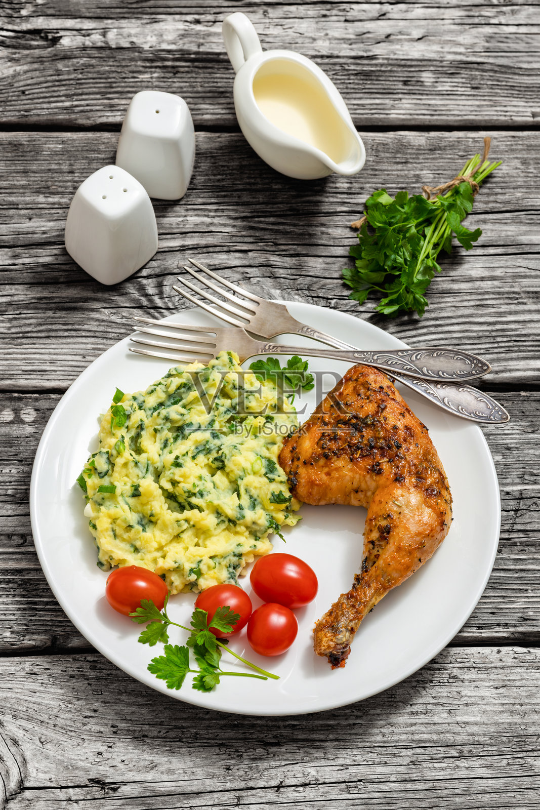 羽衣甘蓝土豆泥配烤鸡腿照片摄影图片