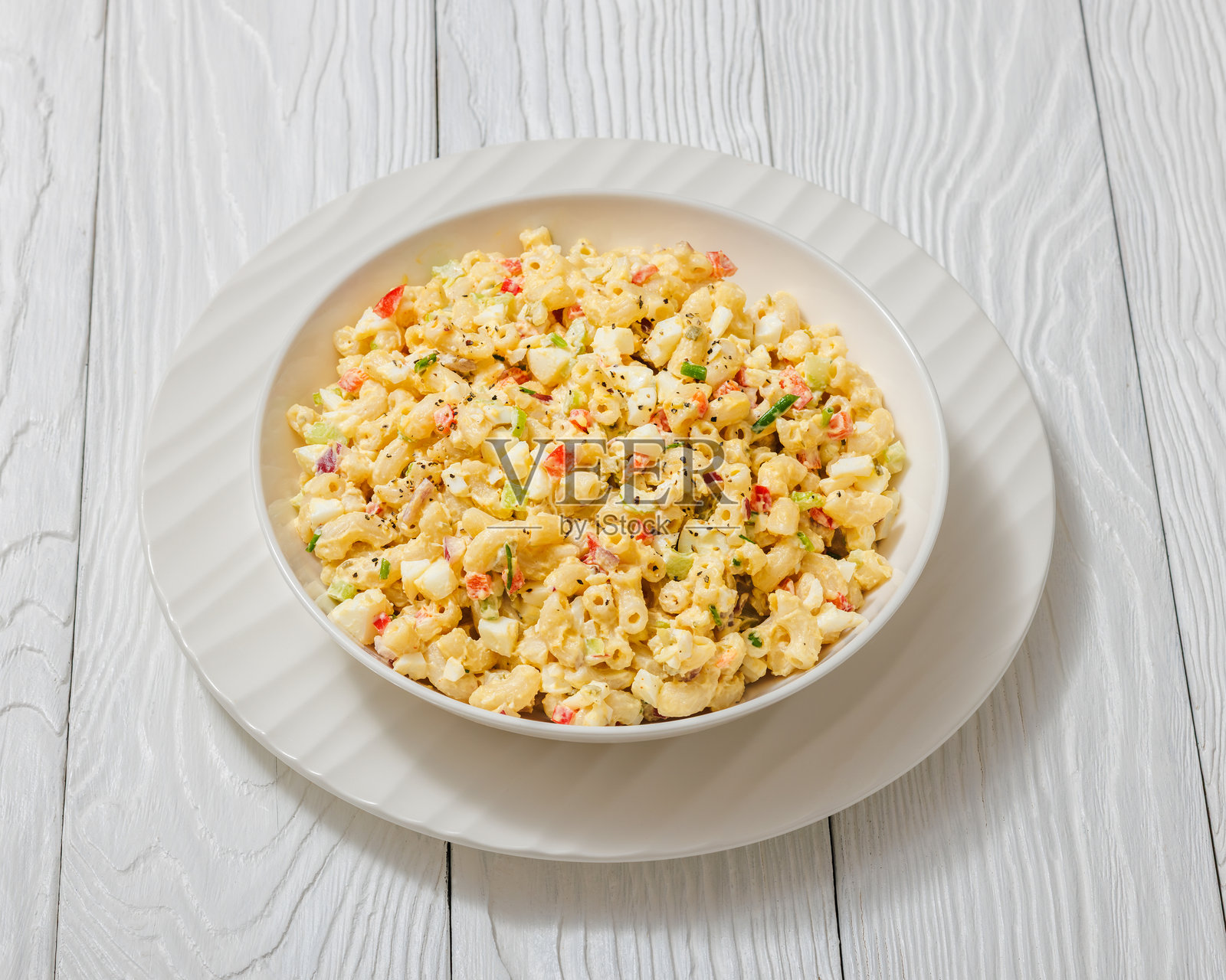 意大利通心粉沙拉，配有芹菜、鸡蛋和红甜椒照片摄影图片