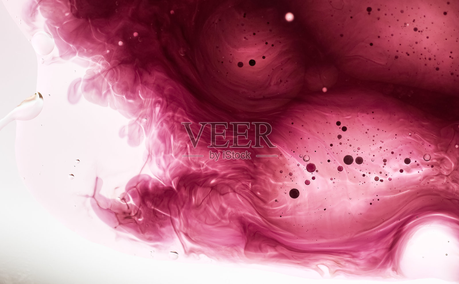 抽象的红色和粉色液体图案，充满火焰般的色彩。未来主义设计照片摄影图片