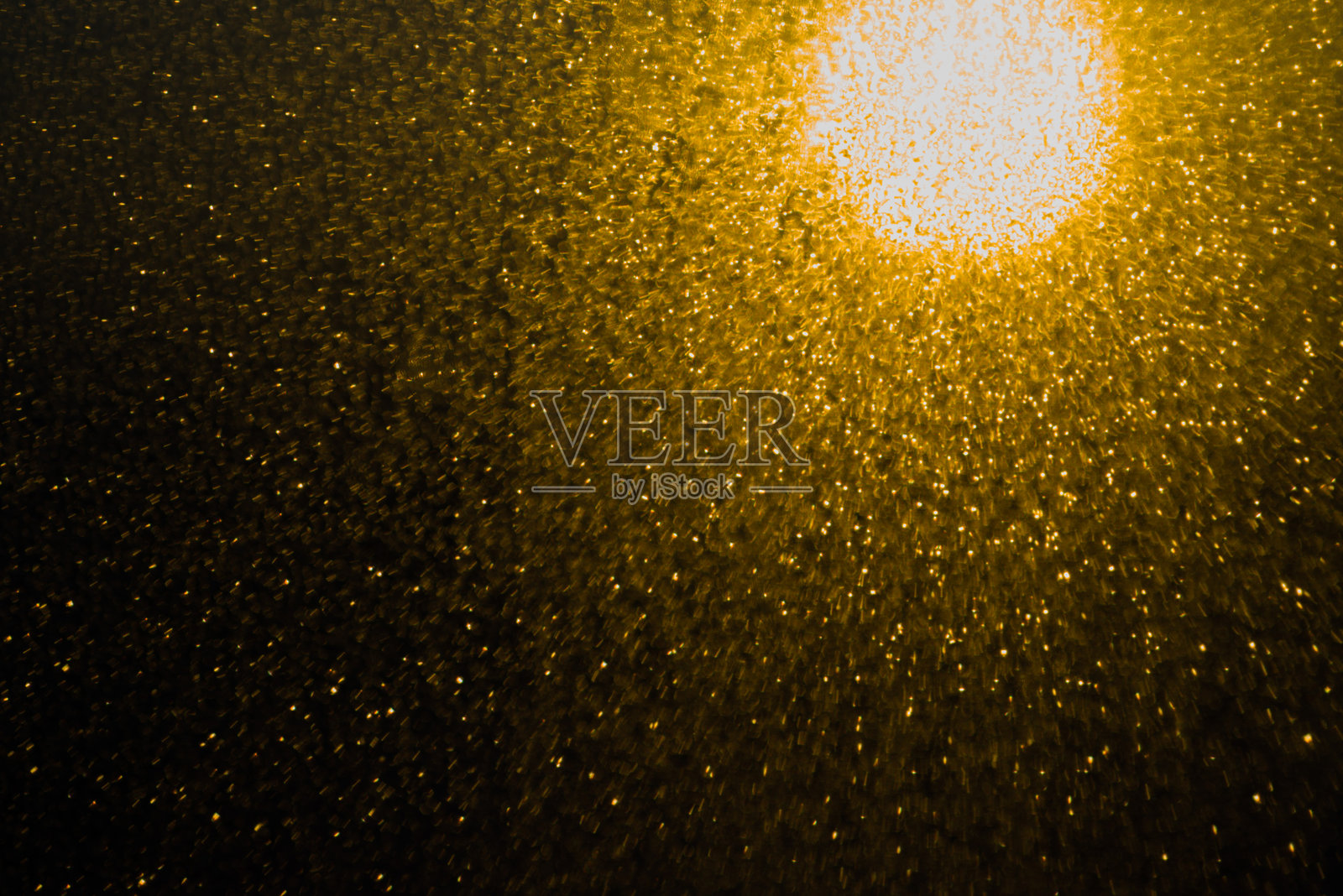 模糊的散景光点在金黑色背景上闪烁照片摄影图片