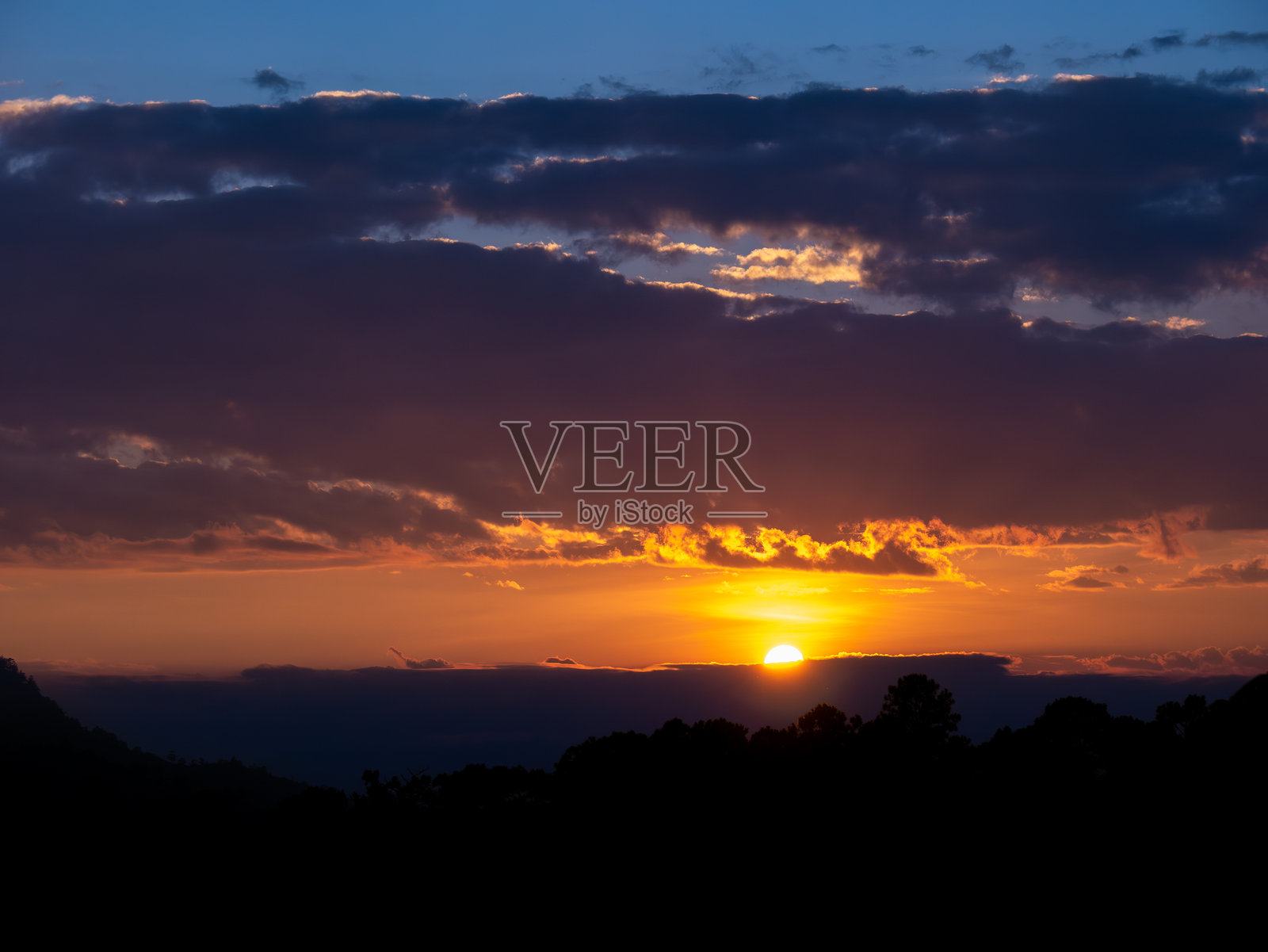 黑云下的金色日落照片摄影图片