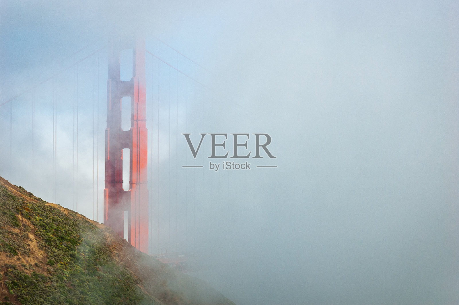 旧金山金门大桥在雾蒙蒙的早晨照片摄影图片