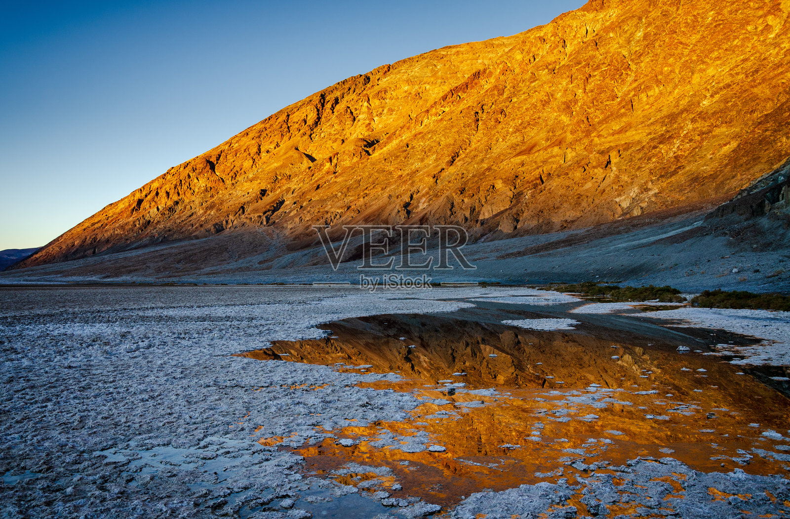 死亡谷国家公园的盐滩照片摄影图片