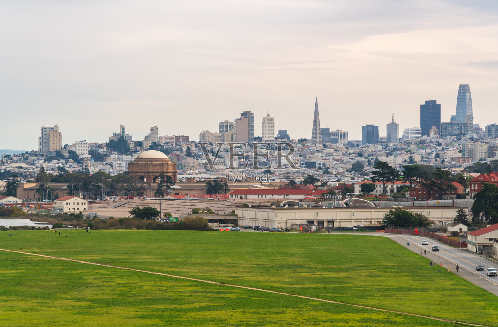 从克里西菲尔德俯瞰旧金山天际线照片摄影图片