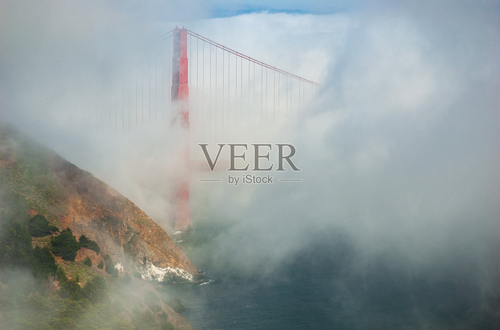 旧金山金门大桥在雾蒙蒙的早晨照片摄影图片