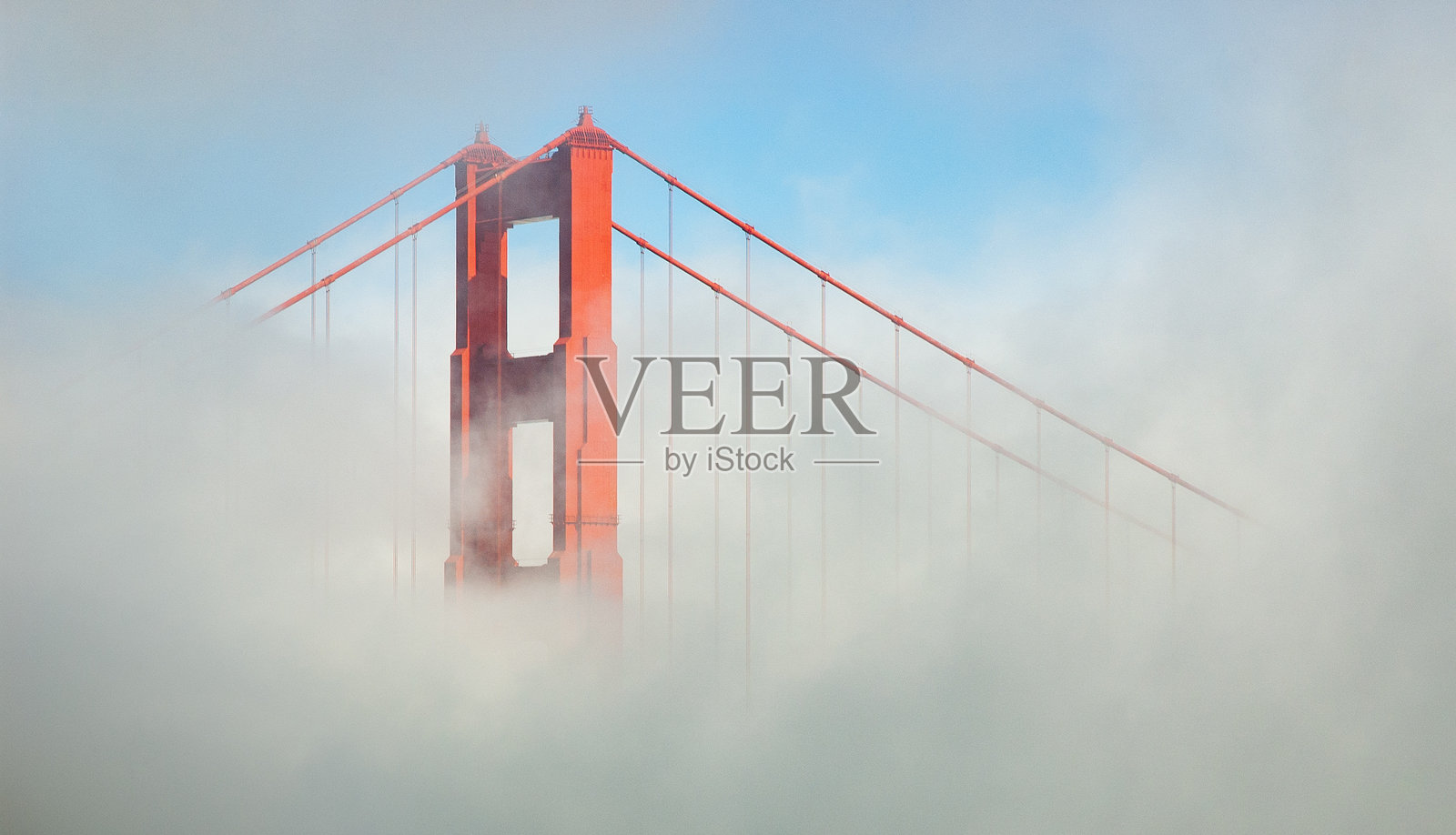 旧金山金门大桥在雾蒙蒙的早晨照片摄影图片