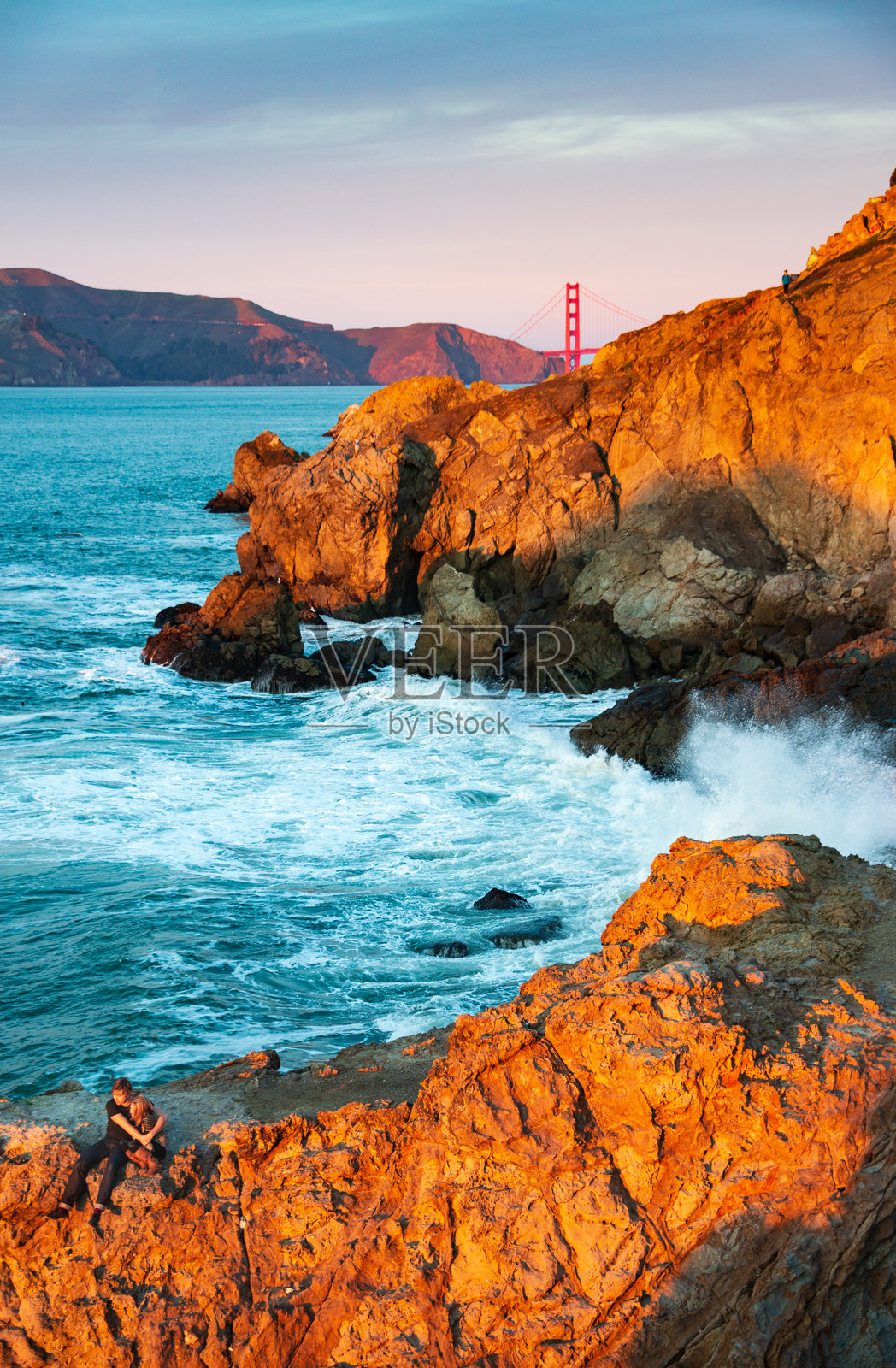 金门大桥休闲区的黄金时刻照片摄影图片