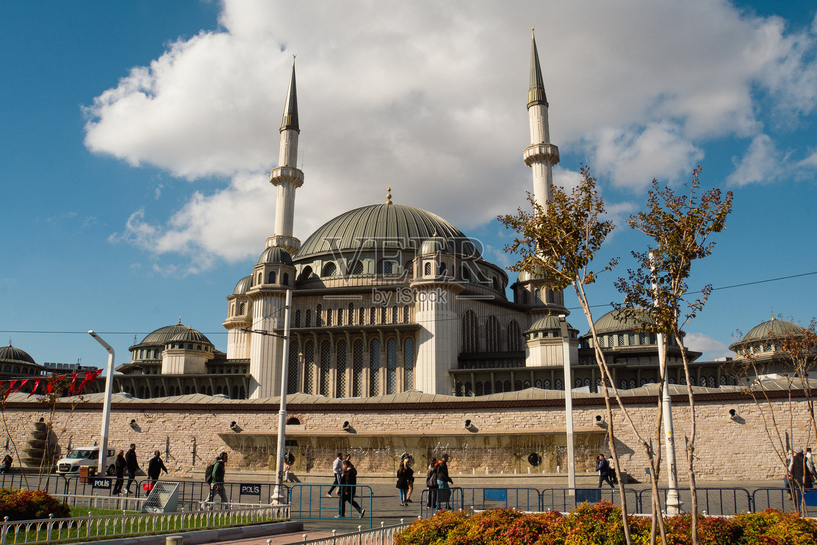 位于伊斯坦布尔塔克西姆广场前的塔克西姆清真寺美丽的景色。照片摄影图片
