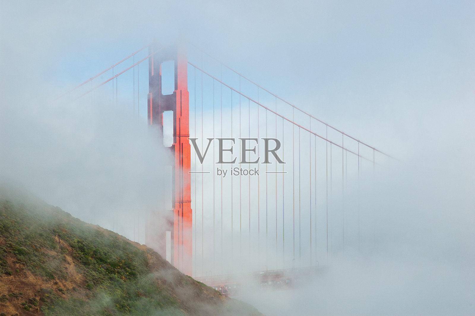 旧金山金门大桥在雾蒙蒙的早晨照片摄影图片