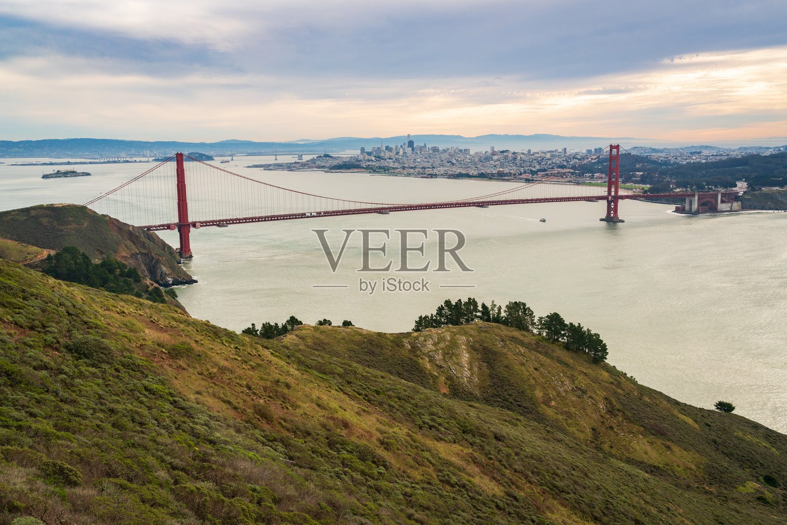 云雾弥漫的夏日马林岬照片摄影图片