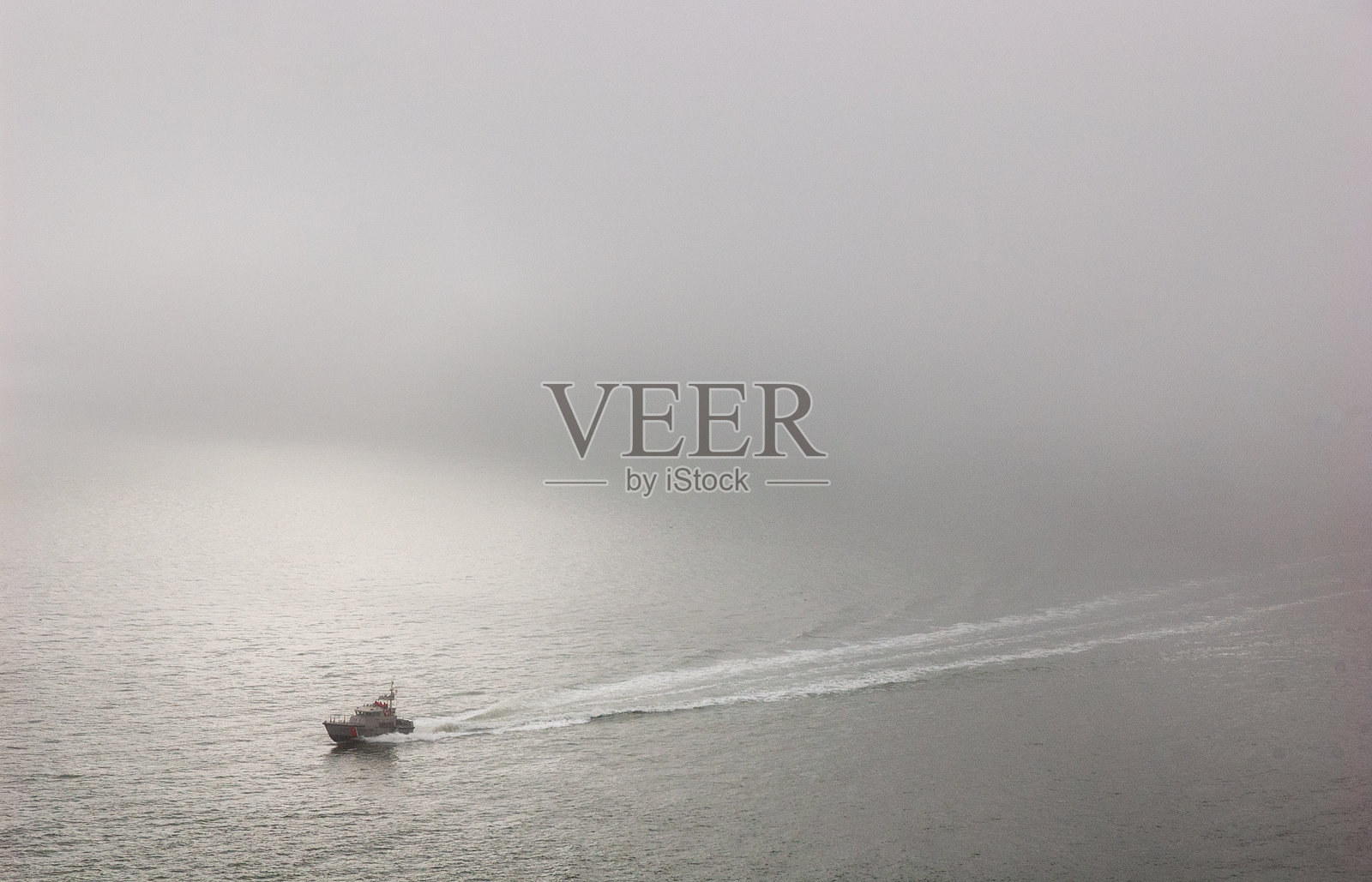 金门国家休闲区雾霭中的海湾小船照片摄影图片