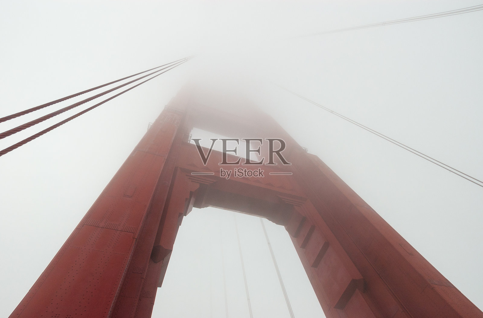 旧金山金门大桥在雾蒙蒙的早晨照片摄影图片