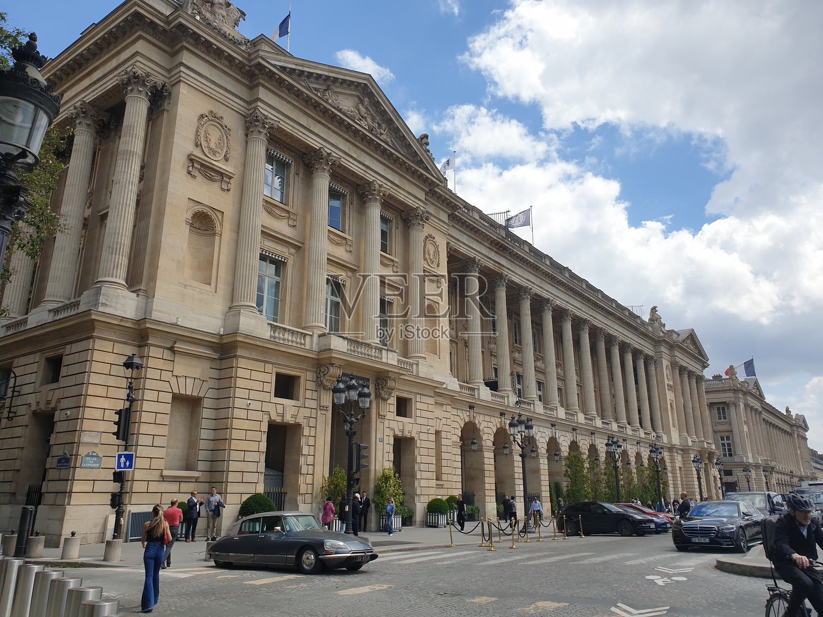 巴黎协和广场附近停放的复古雪铁龙DS汽车特写镜头。照片摄影图片