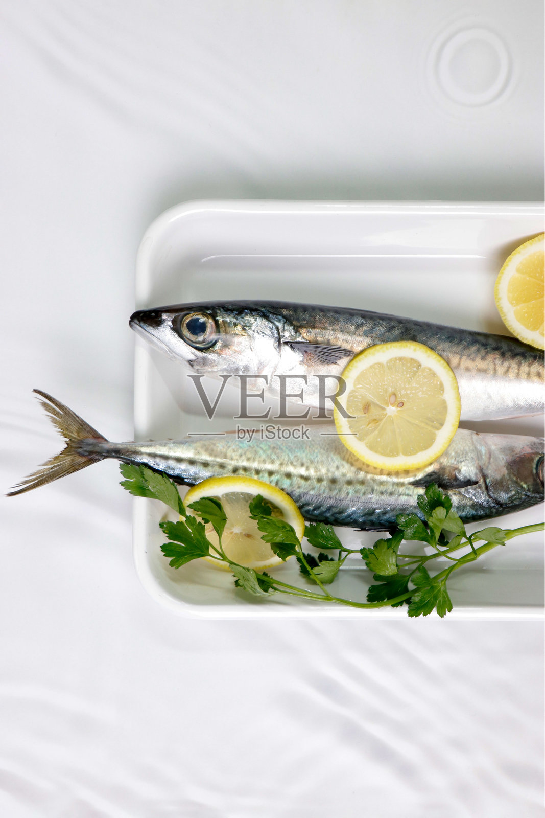 生鲭鱼配柠檬和香草照片摄影图片