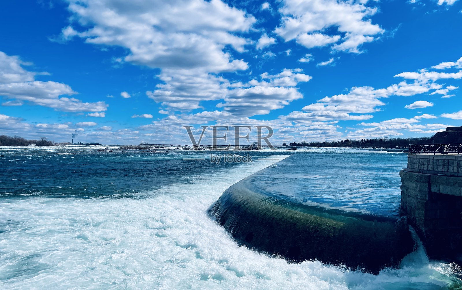 2025年3月阳光明媚的日子里，从加拿大一侧看到的尼亚加拉大瀑布照片摄影图片