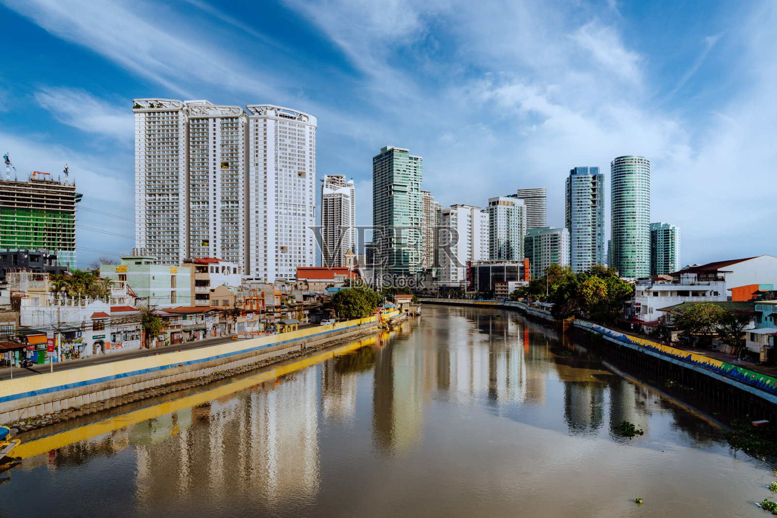 马尼拉现代高层建筑的城市河滨照片摄影图片