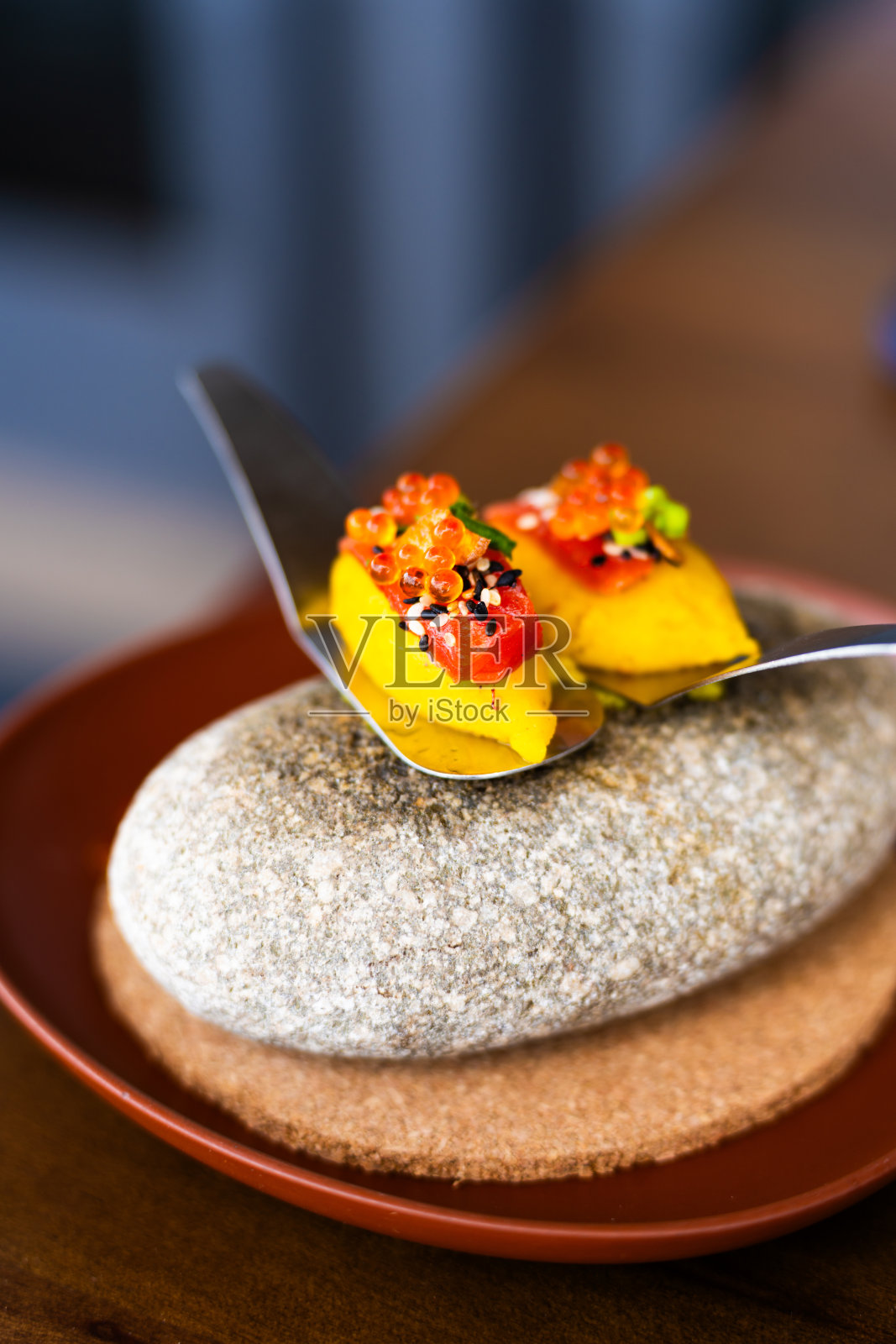 石板底座上的美味开胃菜配鱼子酱照片摄影图片