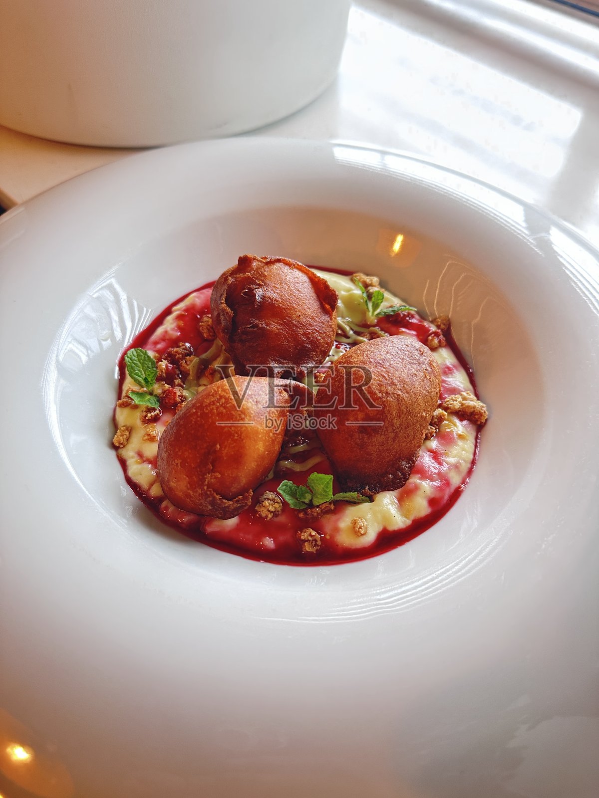 手工制作的香草奶油甜甜圈照片摄影图片