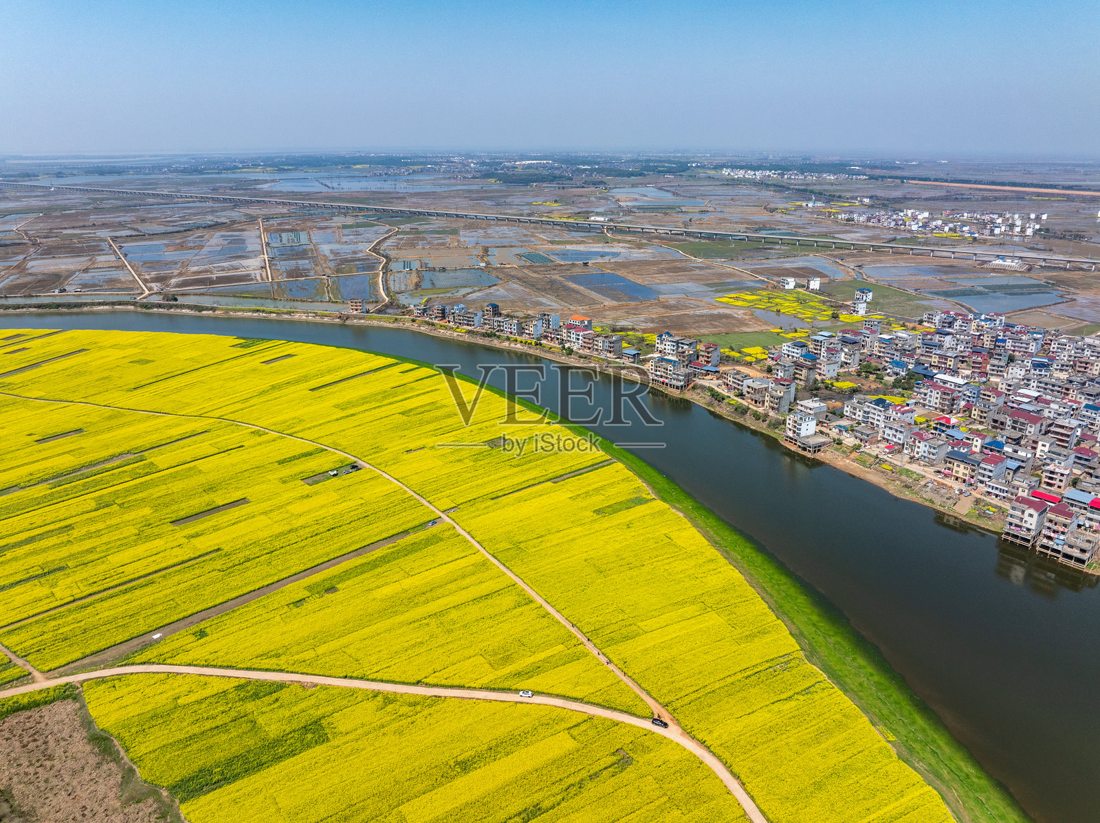 乡村田园风光，俯瞰河边的油菜花照片摄影图片