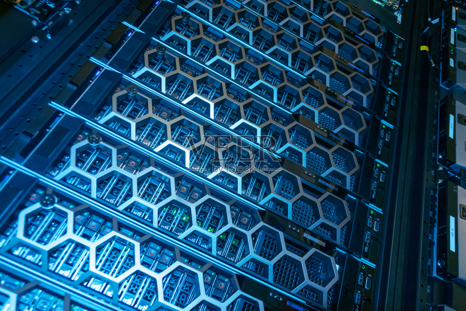 高科技服务器机架，带有蓝色灯光和六边形设计图案照片摄影图片