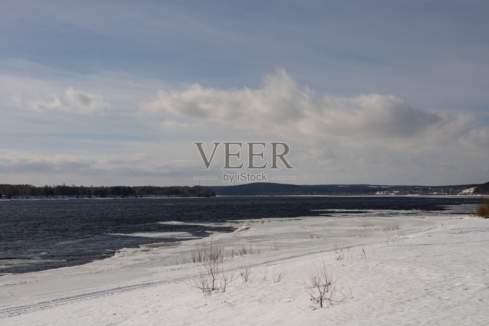 冬季风景，冰冻的湖泊和蓝天。俄罗斯。初春。照片摄影图片