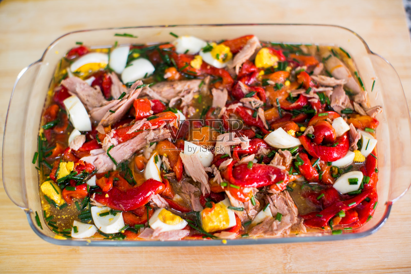 色彩缤纷的地中海沙拉，配有金枪鱼、烤椒和鸡蛋装饰照片摄影图片