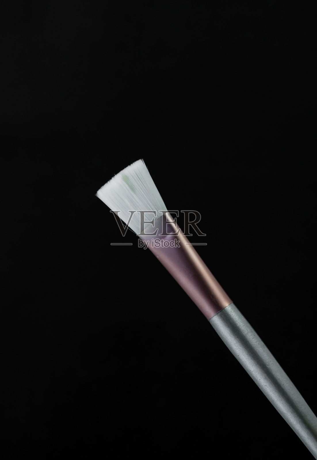 化妆刷在黑色背景上，适用于化妆广告照片摄影图片