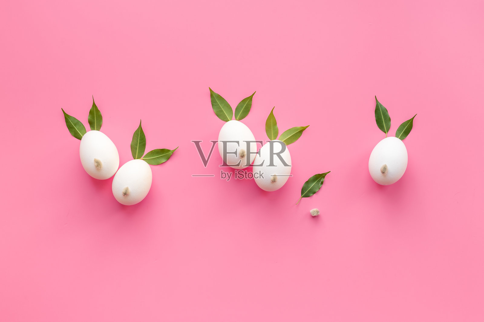 手工制作的复活节装饰 - 兔子形状的彩蛋与春天的叶子和柳枝，俯视图照片摄影图片