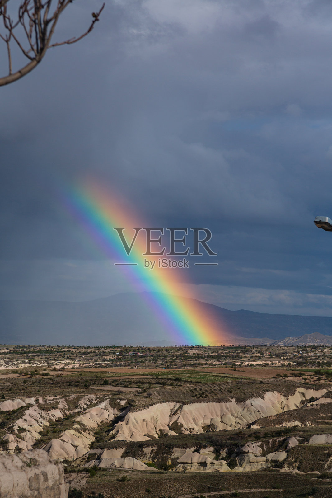从土耳其卡帕多奇亚的乌奇希萨尔看到的戈雷梅国家公园，伴有雨云和彩虹照片摄影图片