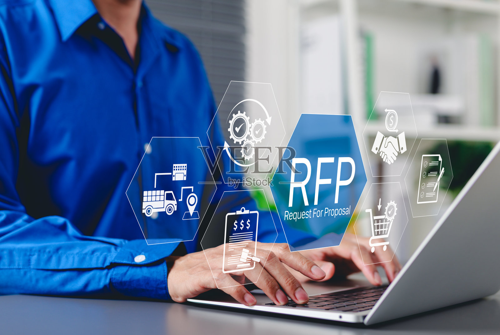 商业概念的提案请求（RFP）。商人在笔记本电脑上工作，图标代表提案请求（RFP）流程，包括采购、投标、合同管理和物流。照片摄影图片