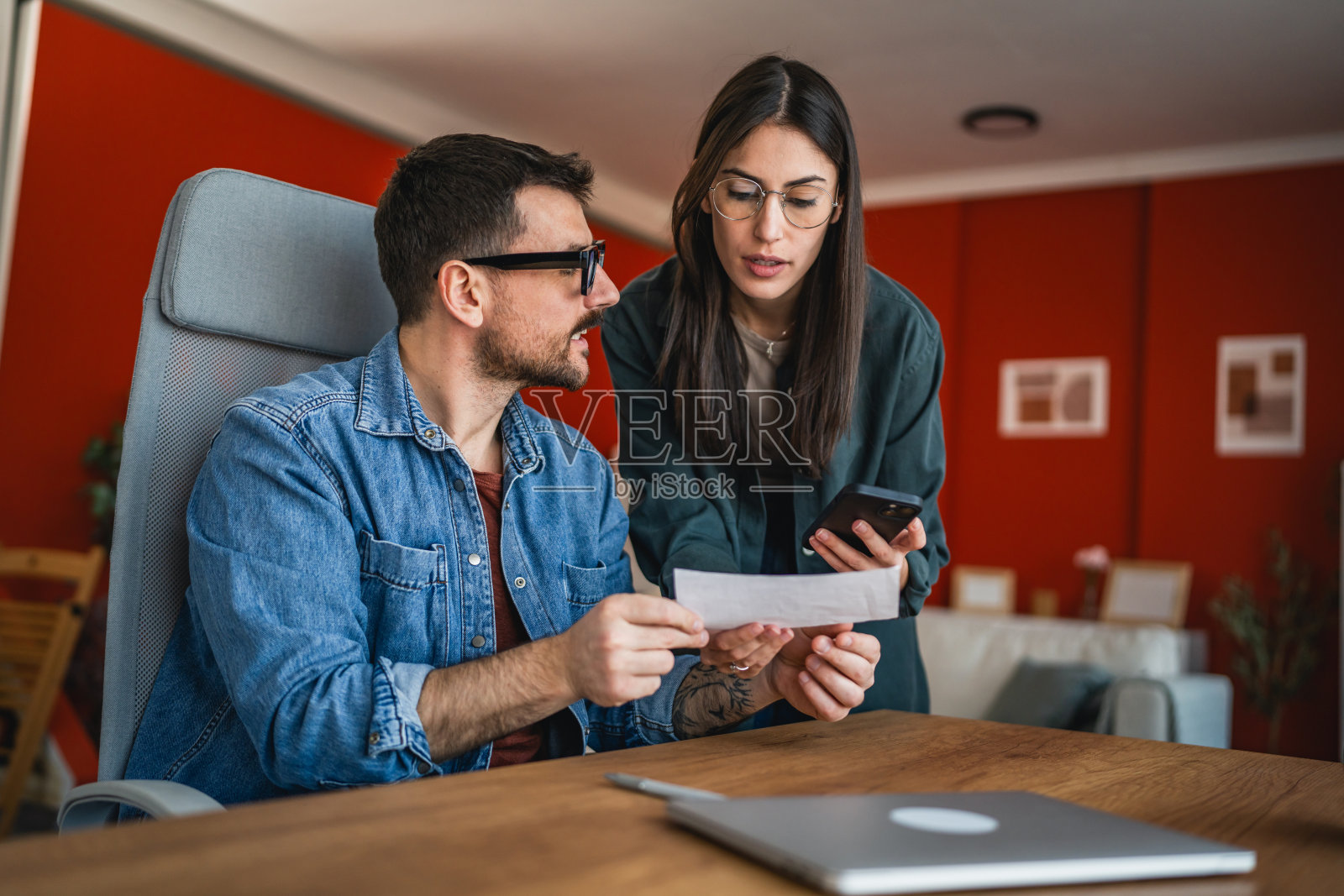 一对男女情侣在家中使用非接触式支付支付账单照片摄影图片