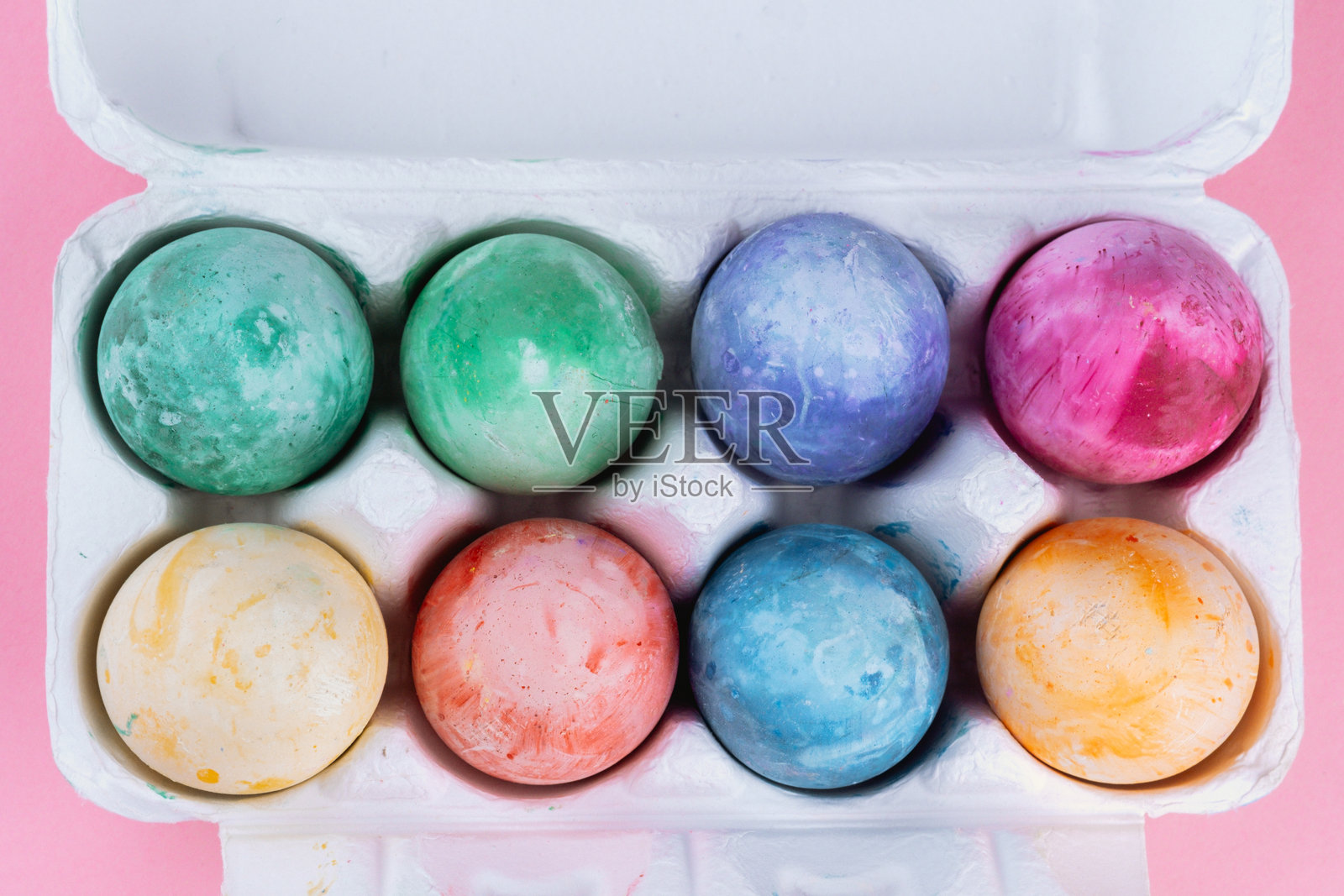 彩色复活节彩蛋在纸箱中的俯视图。复活节背景。照片摄影图片