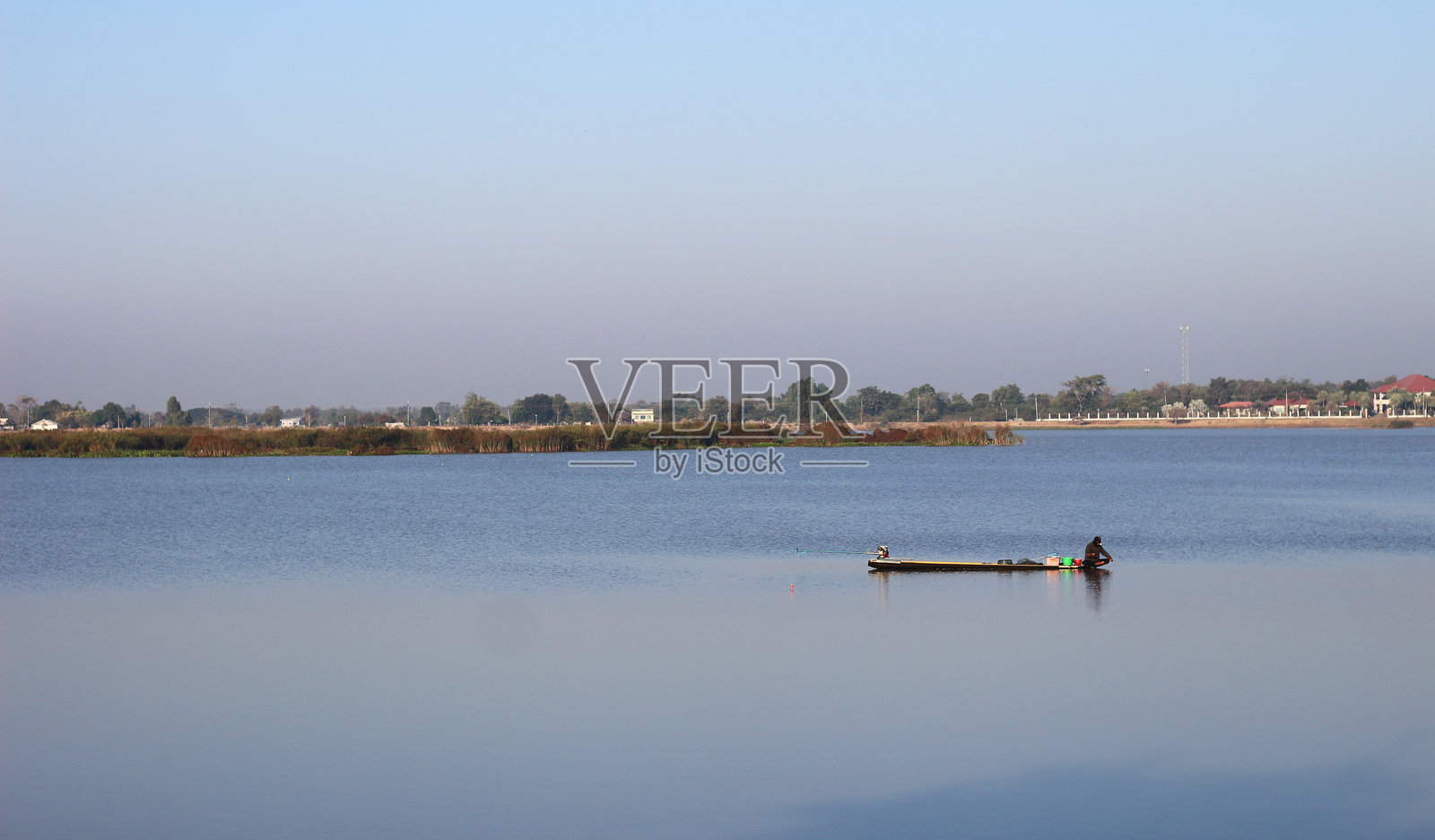 渔民在船上照片摄影图片