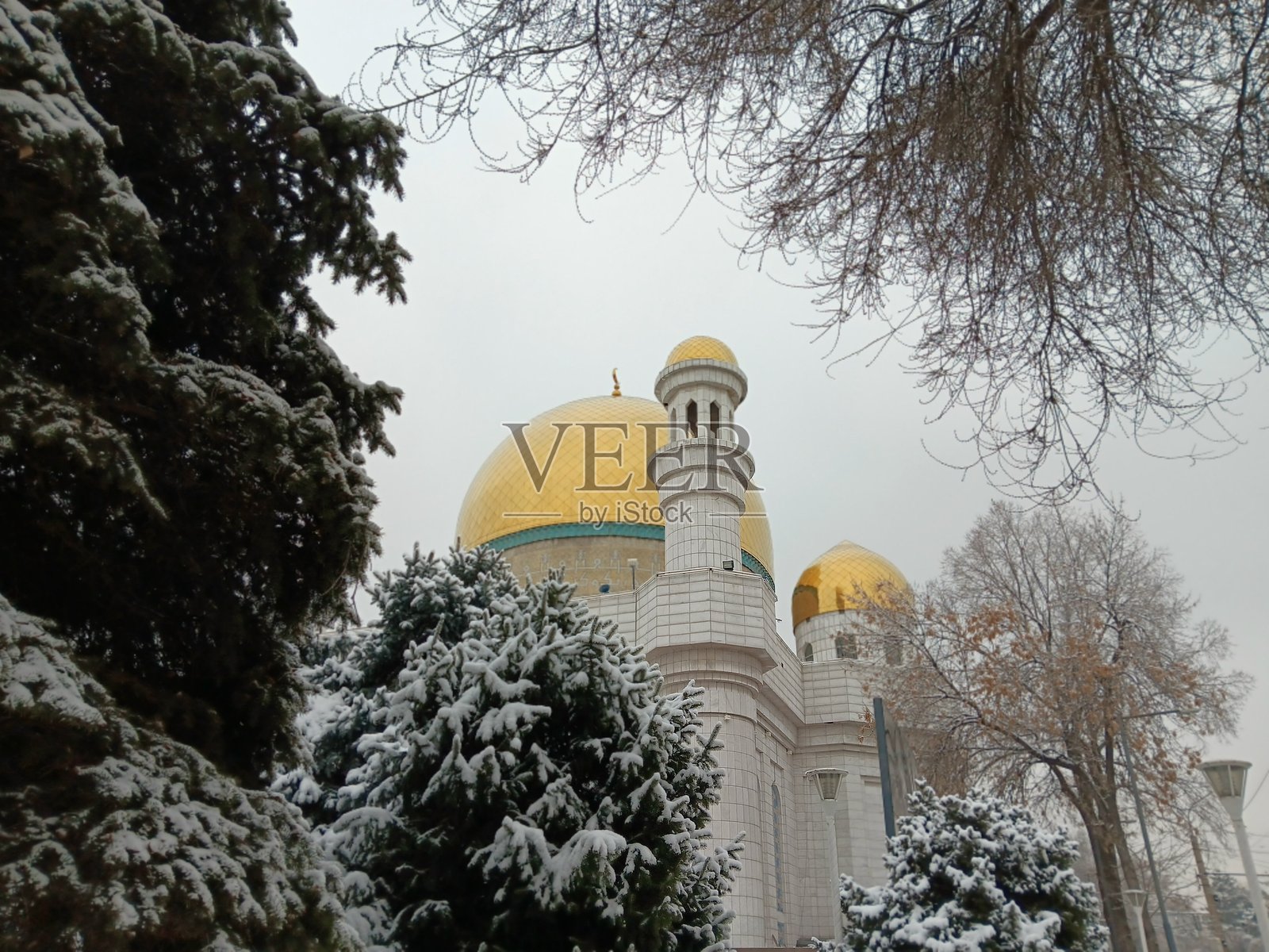 冬季雪景与阿拉木图中央清真寺照片摄影图片