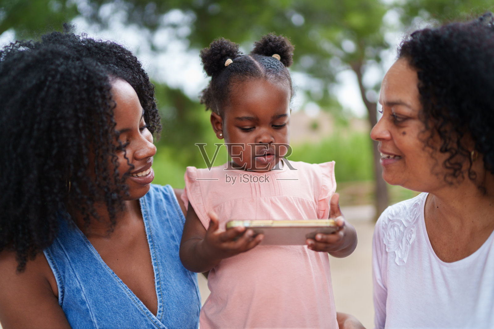 祖母、母亲和女儿在公园里享受共度时光照片摄影图片