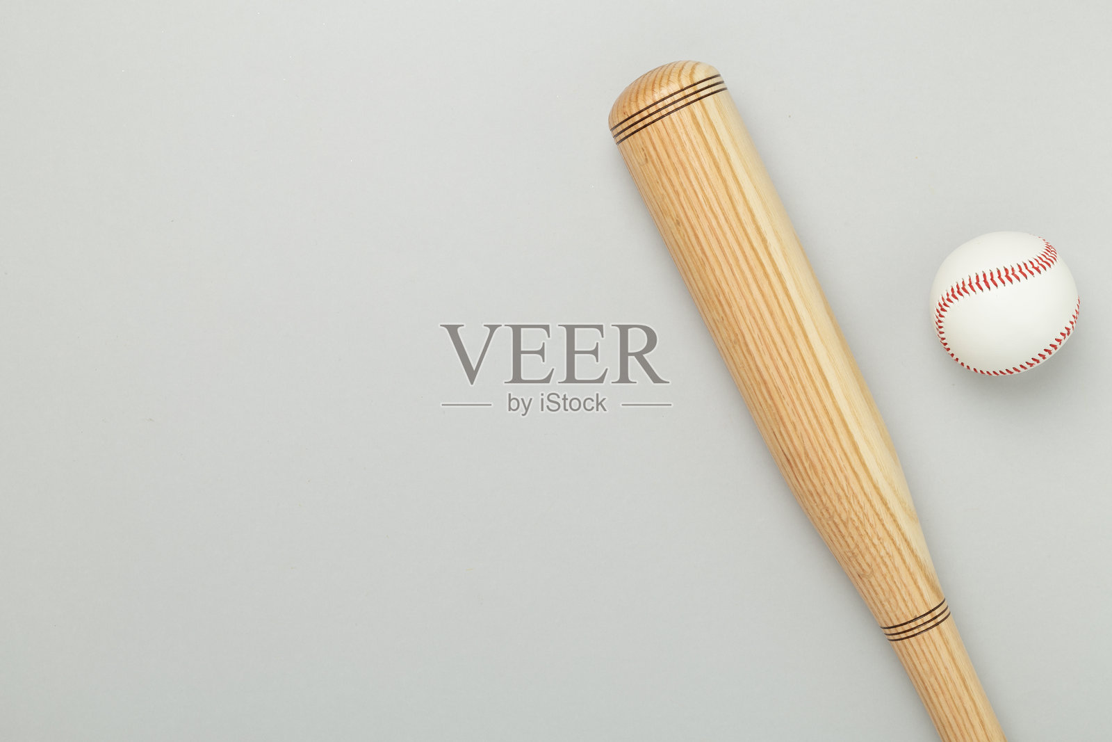 彩色背景上的木制棒球棒，俯视图照片摄影图片