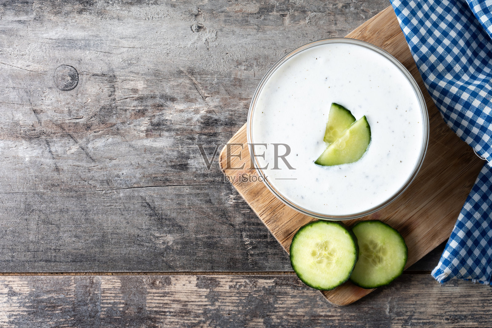 木桌上盛着希腊酸奶黄瓜酱的碗照片摄影图片