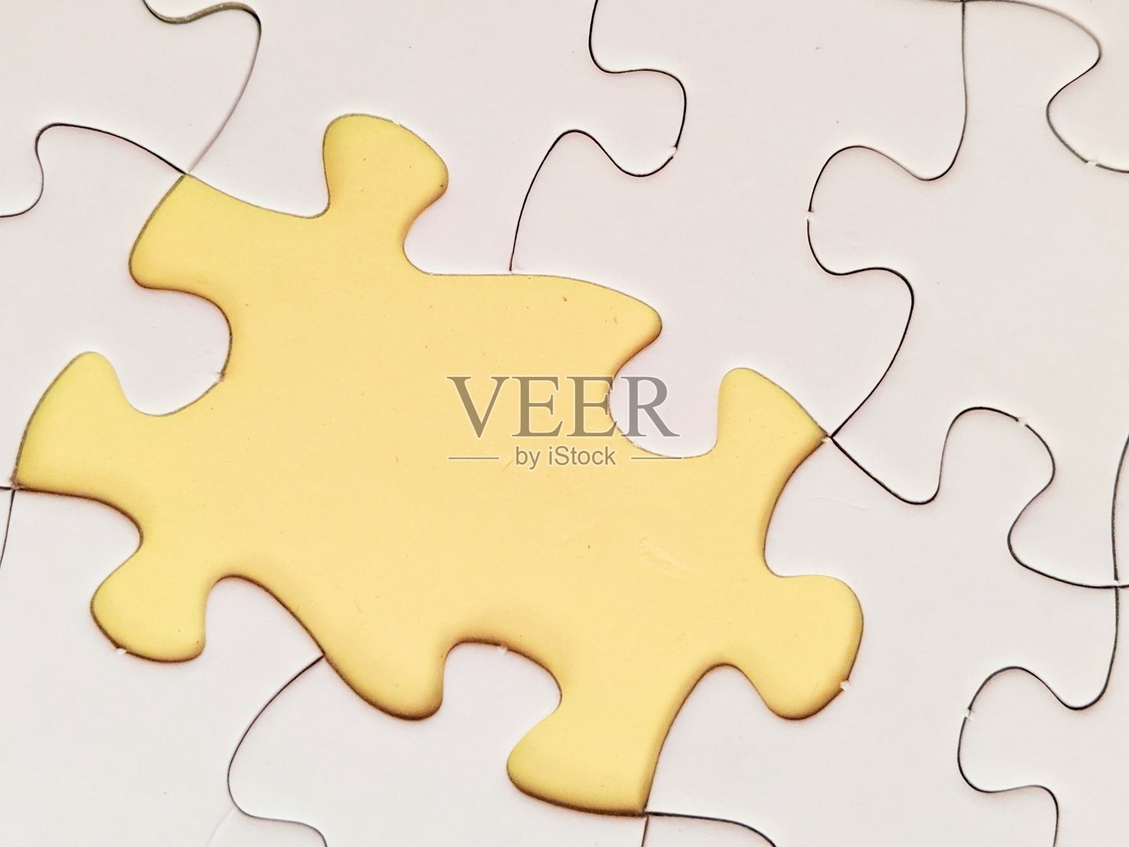 不同颜色背景上的未连接拼图块。解决问题、团队合作以及整合不同元素以实现和谐整体。照片摄影图片