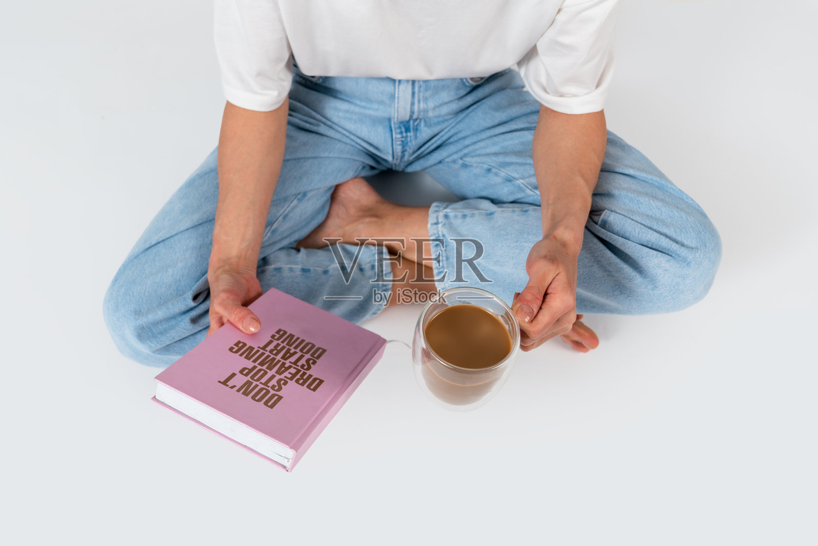 白色背景下的女性阅读书籍照片摄影图片