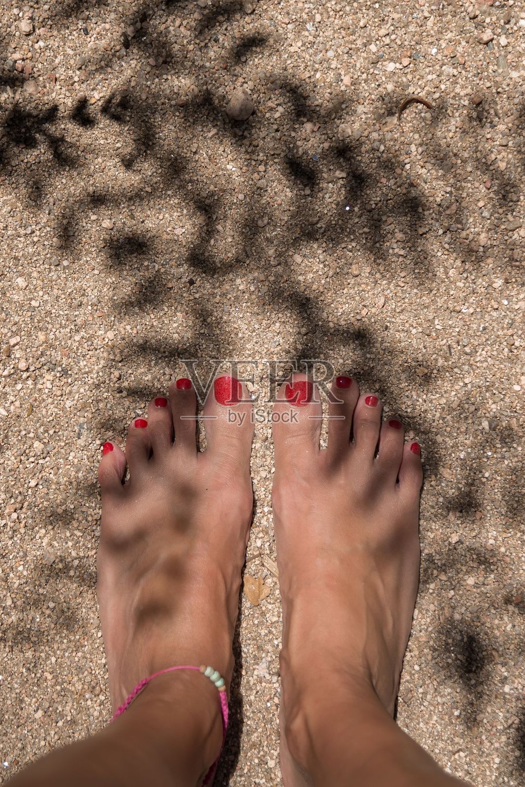 赤脚踩在沙滩上照片摄影图片