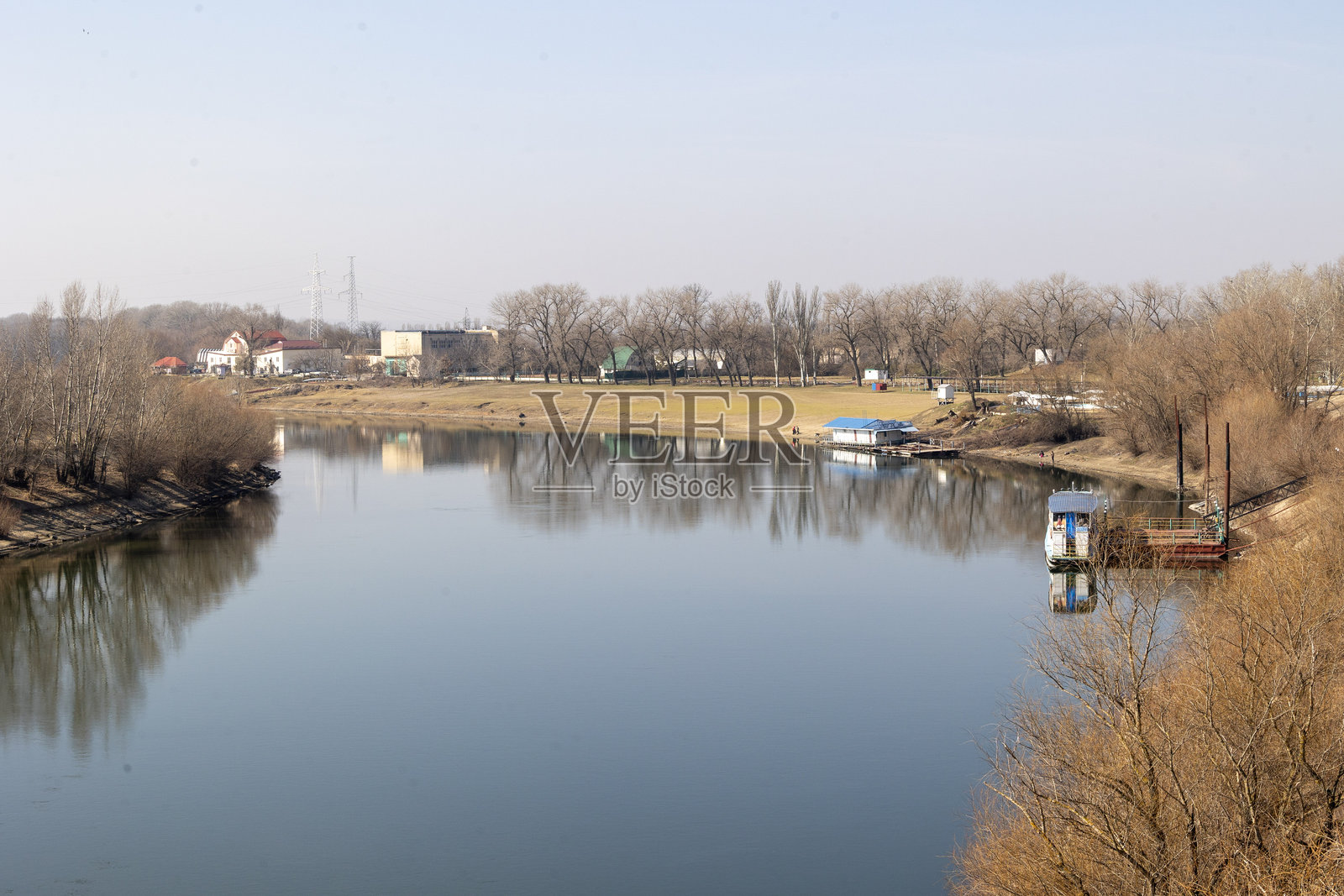 冬季的德涅斯特河沿岸，位于特尔阿斯波尔的荒废公共游泳沙滩，正值淡季。照片摄影图片