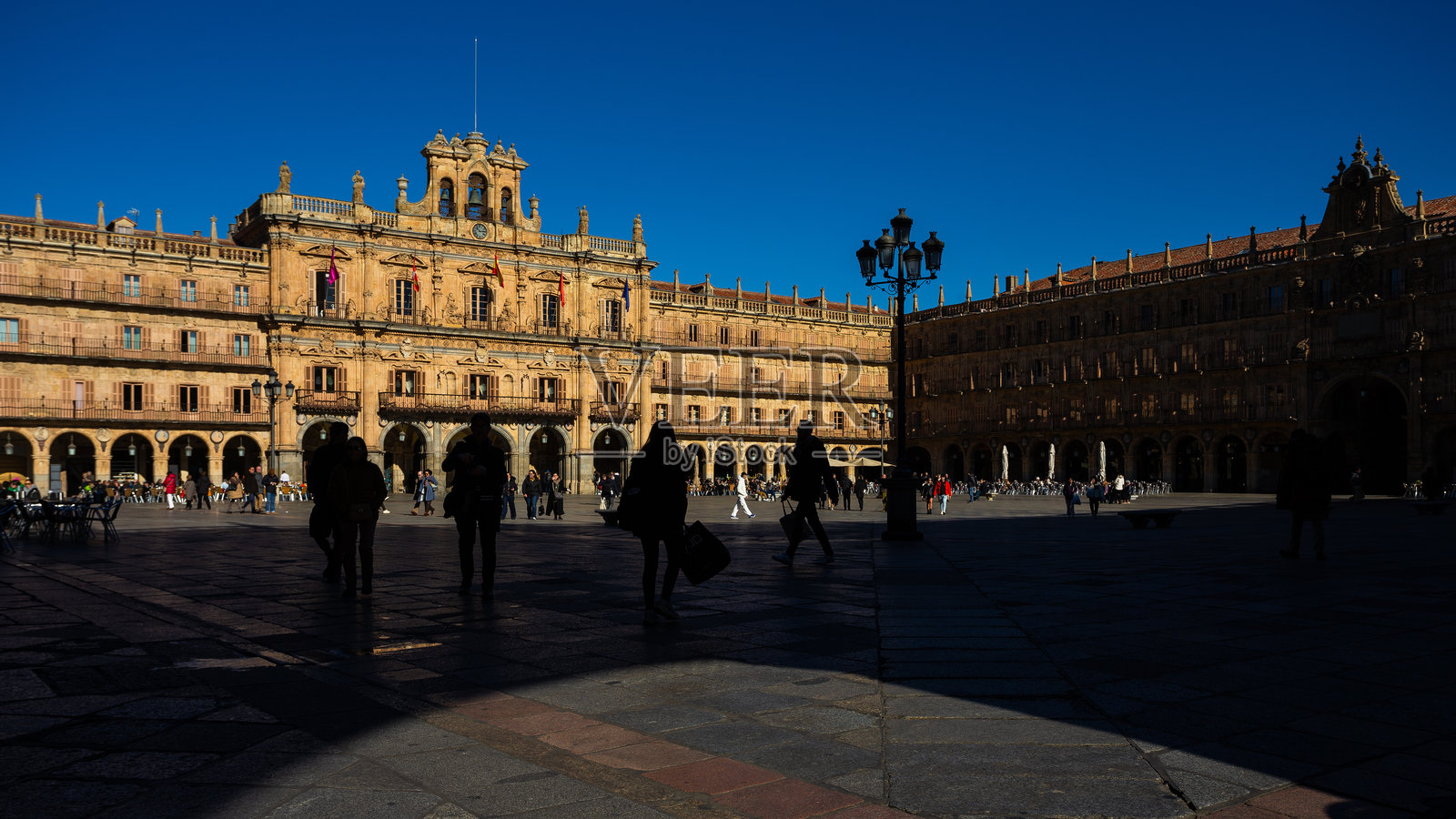 参观西班牙萨拉曼卡的马约尔广场。照片摄影图片