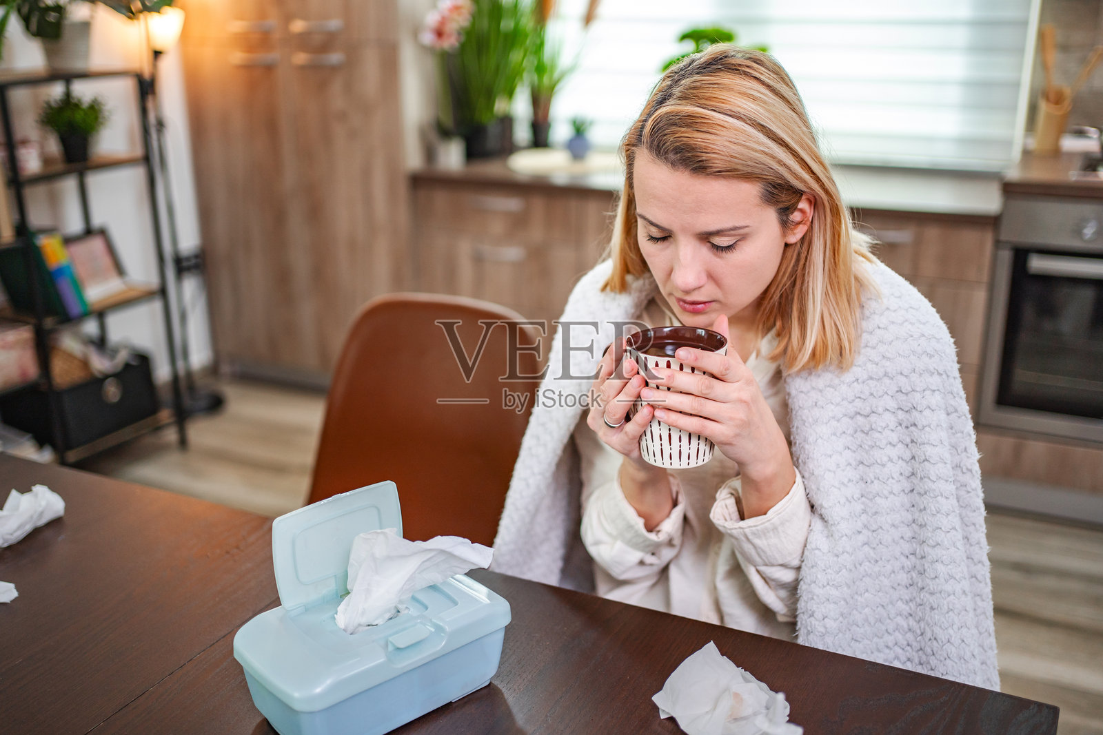 生病的女人在家喝热茶照片摄影图片