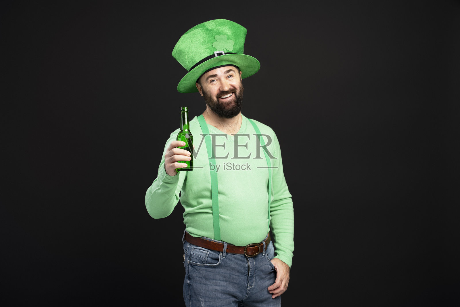 庆祝圣帕特里克节的胡子男人与绿色啤酒照片摄影图片