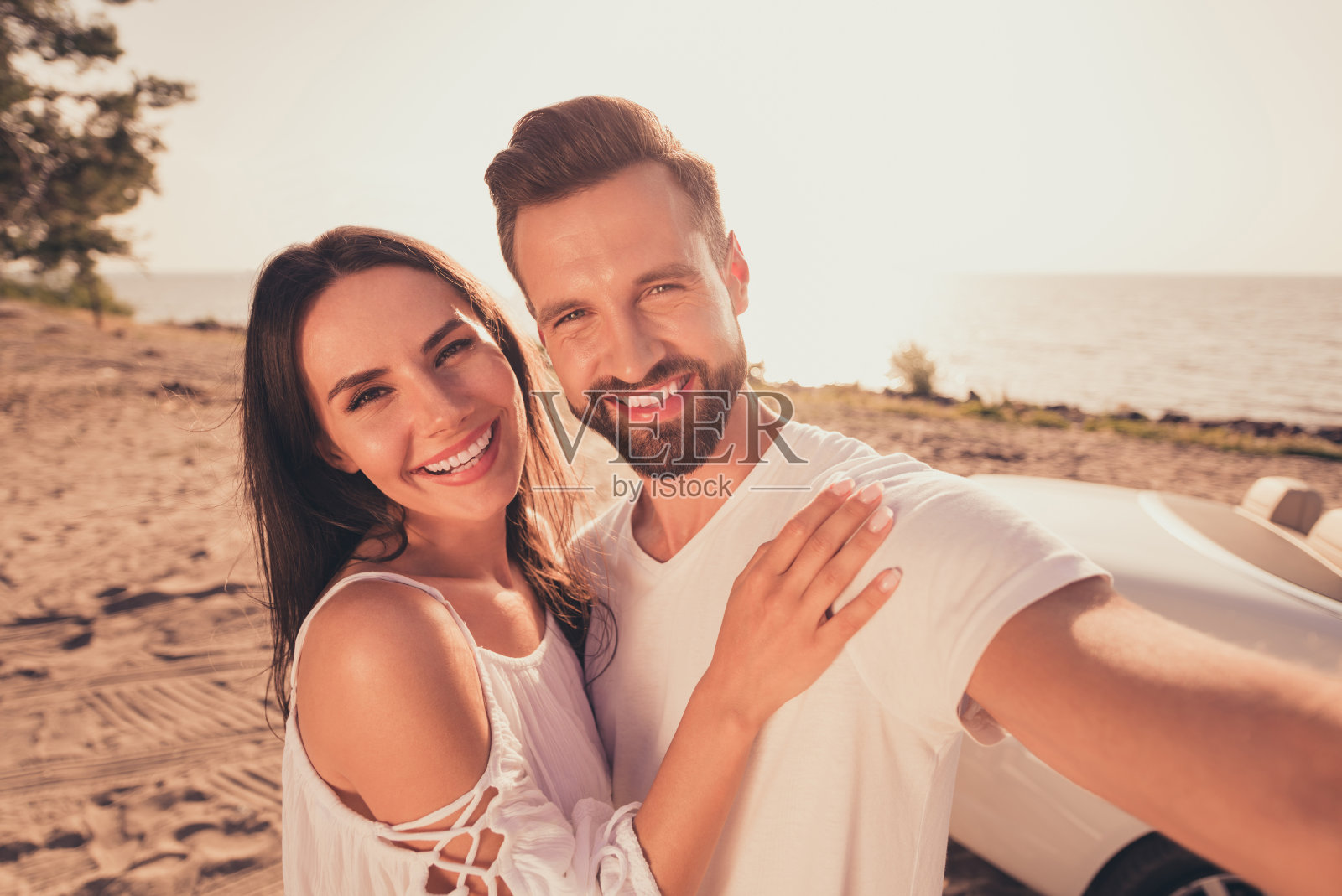 迷人、温柔、甜美、可爱的快乐情侣在海滩上拥抱，享受清新的空气，放松身心，度过夏日时光。照片摄影图片