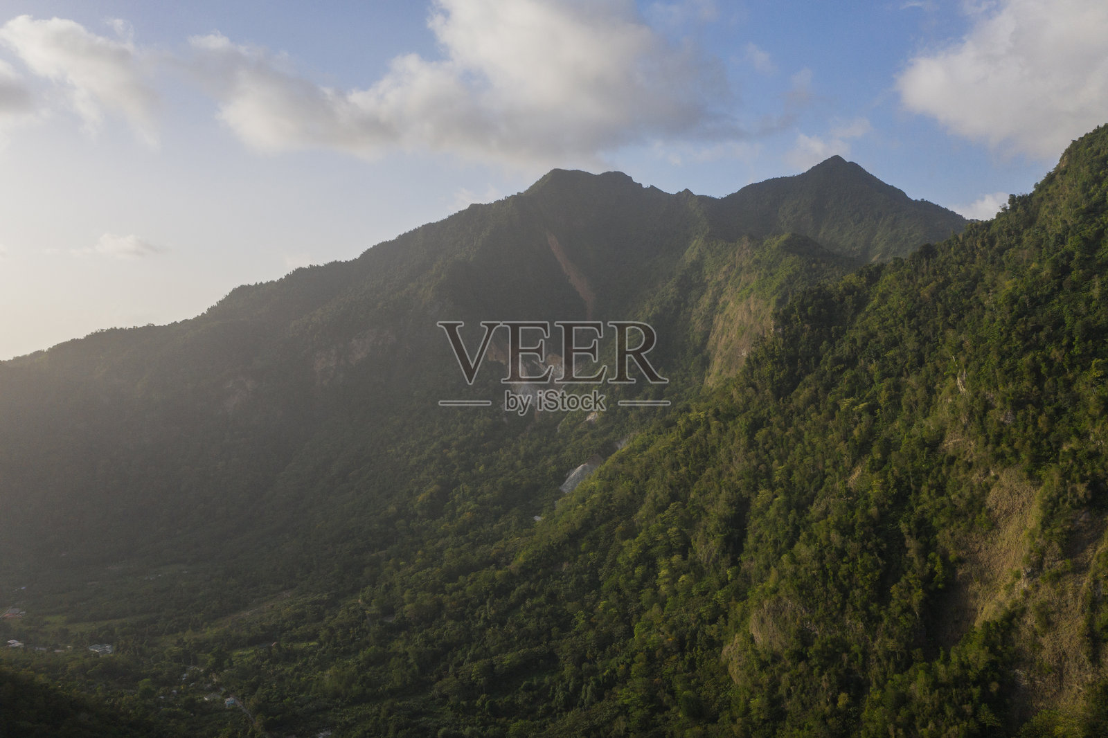 多米尼加岛南部的苏弗里耶庄园及其火山岩山脉的鸟瞰图照片摄影图片